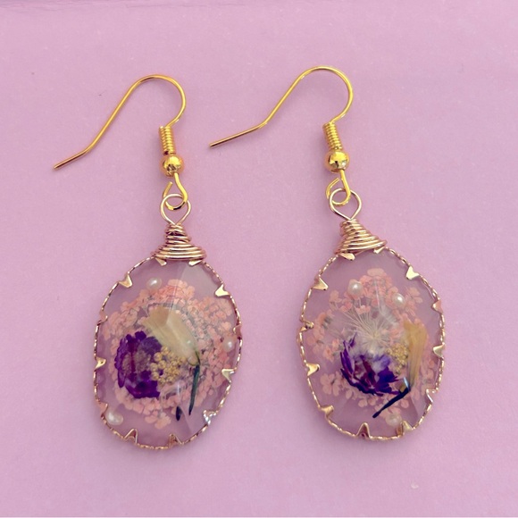 Handmade Jewelry - NWOT Earrings Dried Flowers purple pink, faceted pearls,Resin, 2” drop, Goldtone